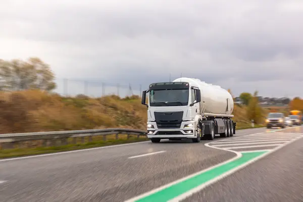 Qué es el transporte de cianuro de sodio y por qué requiere controles especializados